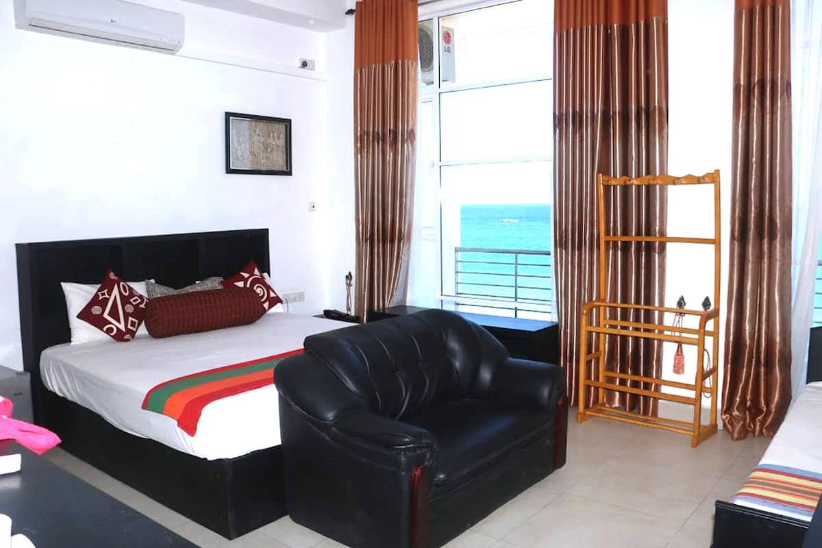 Deluxe Triple Room, Multiple Beds, Non Smoking | Soundproofing, iron/ironing board, bed sheets