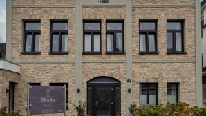 A two-story building with a sign reading "Villa Monika 1893". - Boutique Hotel Villa Monika (Sylt)