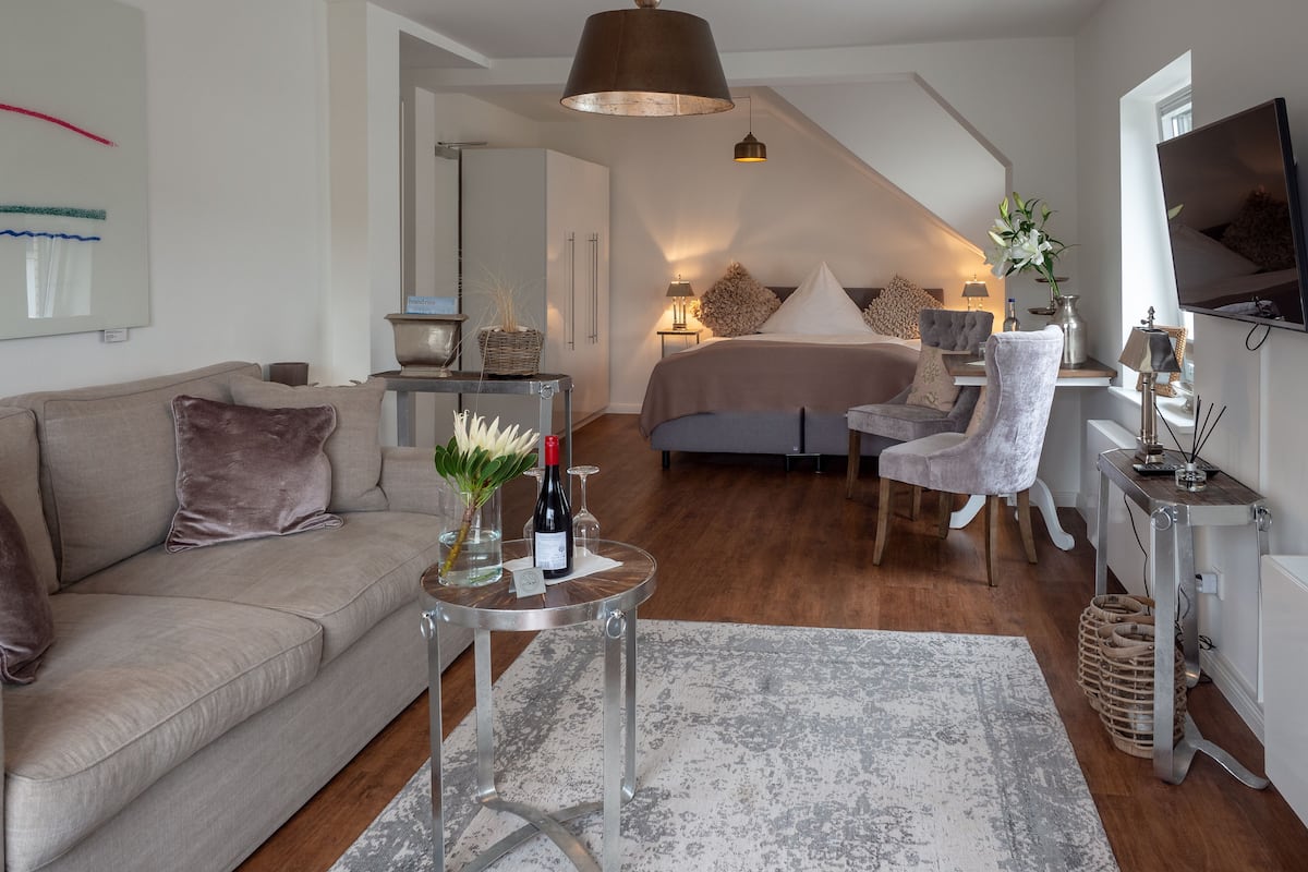 Dobbeltrom – deluxe, balkong | Oppholdsområde | Smart-TV