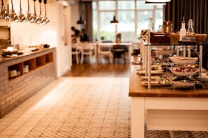 Petit déjeuner buffet (27 EUR par personne)