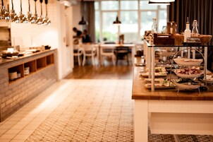 每日供应自助式早餐（每人 EUR 27）