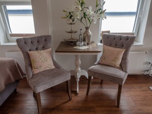 Deluxe Double Room, Balcony | In-room dining - Boutique Hotel Villa Monika (Sylt)