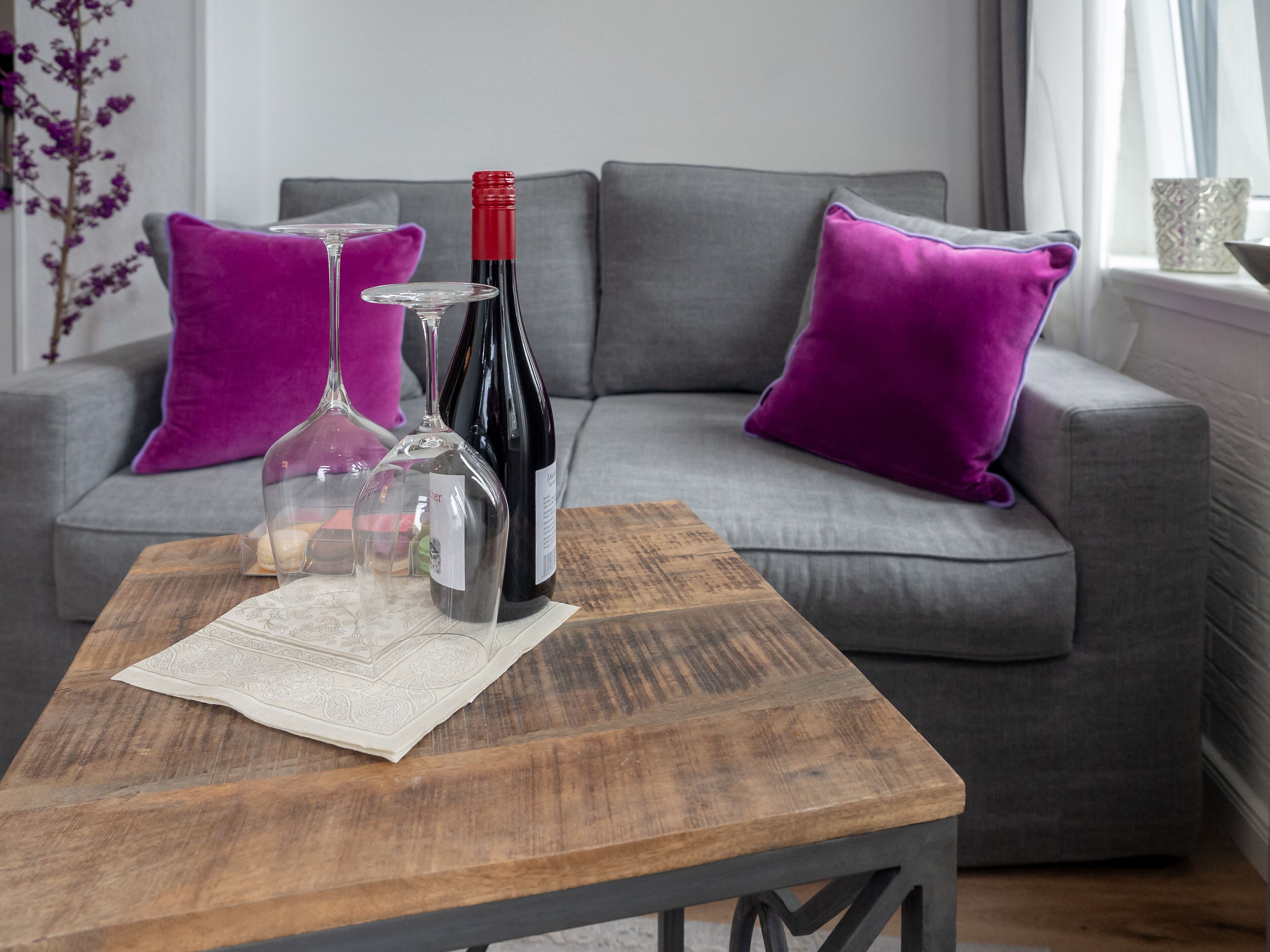 deluxe double room | living area | smart tv