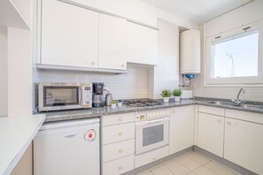 Een koelkast, een microgolfoven, een oven