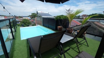 Piscine extérieure, parasols de plage, chaises longues