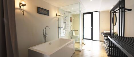 Family Double Room, 1 King Bed with Sofa bed, Non Smoking | Bathroom
