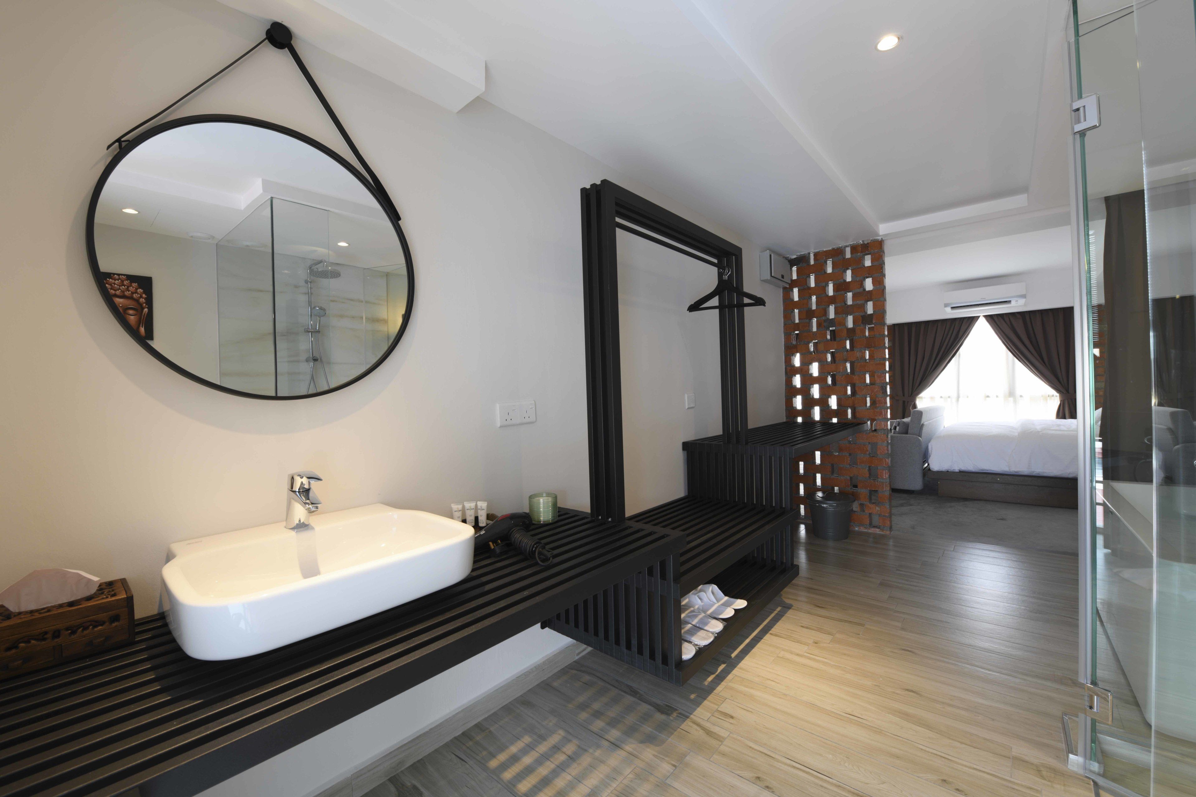 Family Double Room, 1 King Bed with Sofa bed, Non Smoking | Bathroom sink