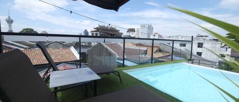 Kolam renang terbuka, dibuka dari pukul 8:00 hingga 20:00, payung kolam