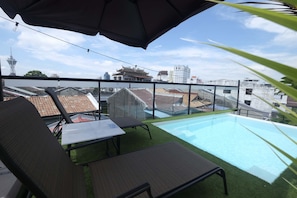 Piscina a l'aire lliure (horari: 08:00-20:00), para-sols i gandules 