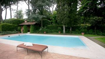 Außenpool (je nach Saison geöffnet), Sonnenschirme, Liegestühle