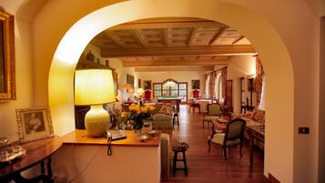 Villa, 6 Bedrooms | Living room