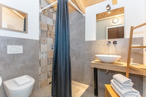 Douche, sĂšche-cheveux, serviettes fournies