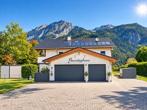 Un immeuble avec une enseigne indiquant « Chambres à louer » et une porte de garage.