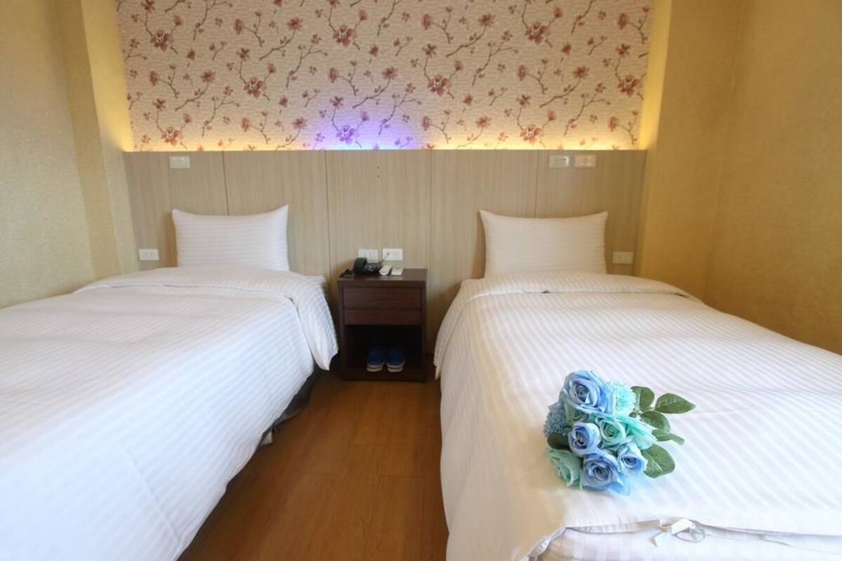 Business Double or Twin Room, Non Smoking | Desk, blackout drapes, WiFi (free), bed sheets
