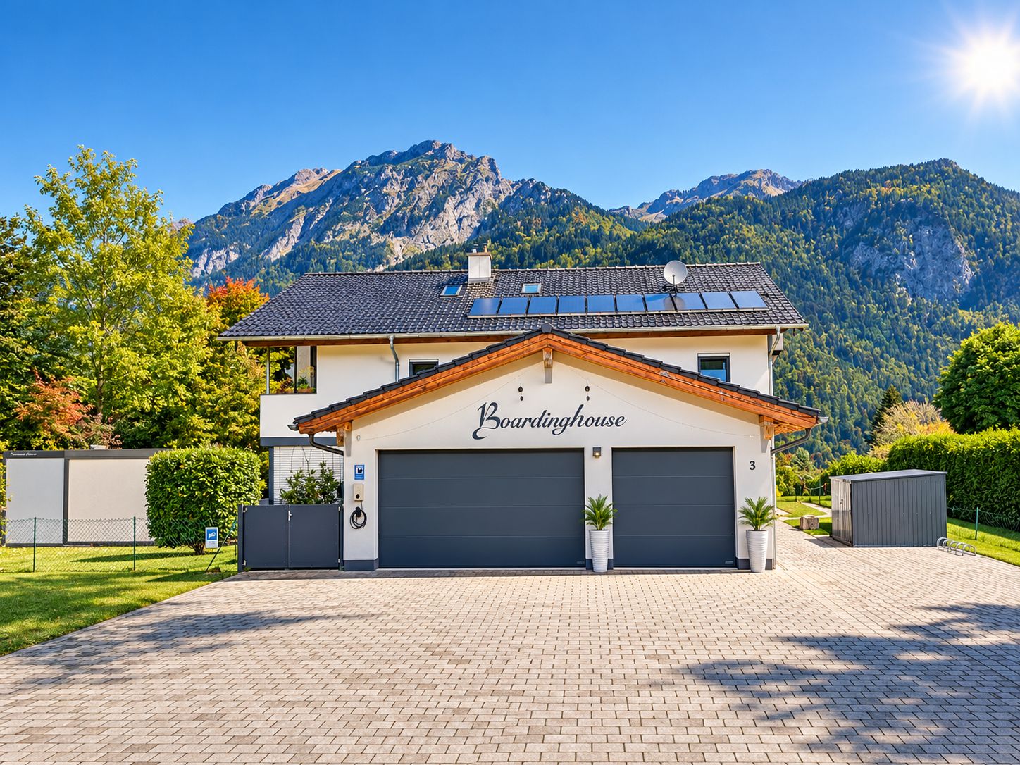 Un immeuble avec une enseigne indiquant « Chambres à louer » et une porte de garage.