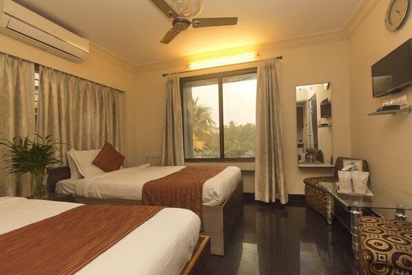 Comfort Double Room, 1 Queen Bed, Non Smoking | Soundproofing, free WiFi, bed sheets - Jagjeet Balaji Inn (Siliguri)