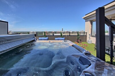 Luxury Penthouse Oasis, Rooftop Patio, River View, Downtown