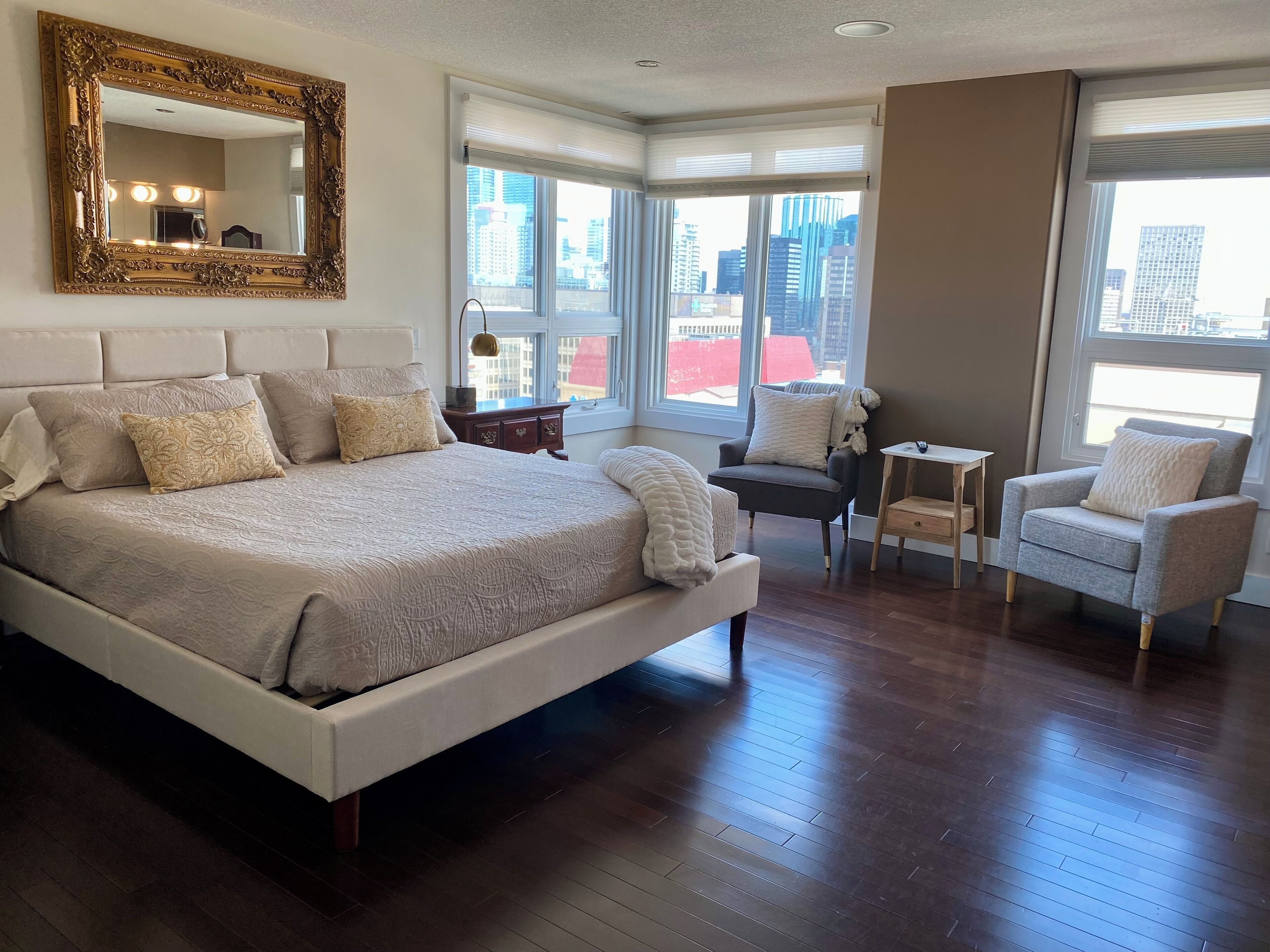 3 soverom, skrivebord, strykejern/-brett og reiseseng for barn