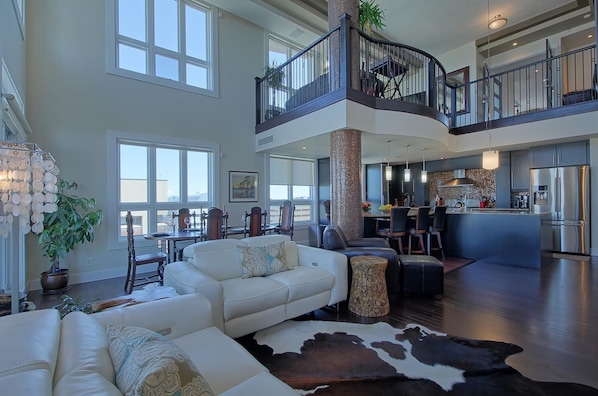 Smart TV, fireplace, DVD player, books