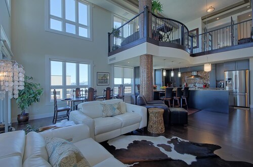 Luxury Penthouse Oasis, Rooftop Patio, River View, Downtown