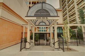 Entrada de un hotel con un letrero que dice "PARLIAMENT 9939-109 St".