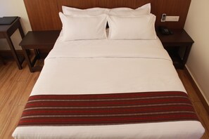 Phòng đôi Deluxe, 1 giường cỡ queen, không hút thuốc | Bàn, màn/rèm cản sáng, phòng cách âm, bàn ủi/dụng cụ ủi quần áo 