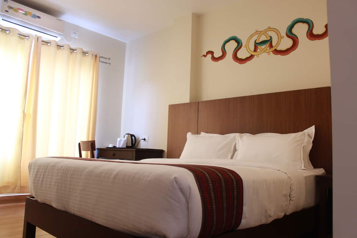 Deluxe Double Room, 1 Queen Bed, Non Smoking | Desk, blackout drapes, soundproofing, iron/ironing board (on request)