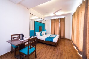 ファミリー 4 人部屋 ダブルベッド 1 台 バリアフリー 禁煙 | 客室内のダイニングエリア