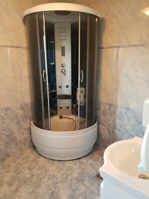 Deluxe Studio, 1 King Bed, Non Smoking | Bathroom