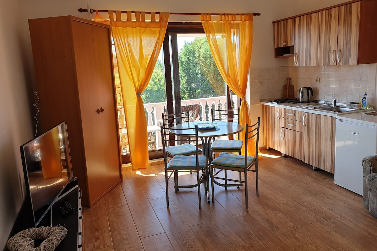 Comfort Apartment (4) | Private kitchen | Fridge, stovetop, cookware/dishes/utensils
