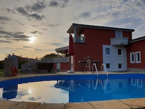 Außenpool (je nach Saison geöffnet), Sonnenschirme, Liegestühle