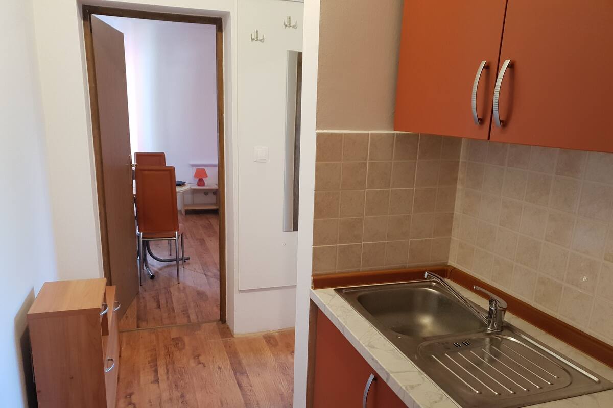 Deluxe Studio, 1 King Bed, Non Smoking | Private kitchenette | Fridge, stovetop, cookware/dishes/utensils