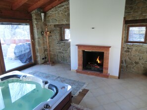 House, 2 Bedrooms, Hot Tub, Pool View | Jetted bathtub - B&B Le Peschiere (Montefiorino)