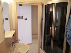 House, 2 Bedrooms, Hot Tub, Pool View | Bathroom | Hair dryer, bathrobes, bidet, towels - B&B Le Peschiere (Montefiorino)