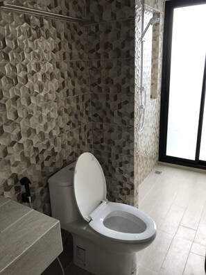 5 Bedrooms House | Bathroom