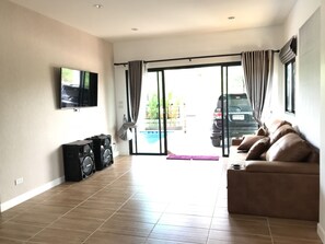 5 Bedrooms House | Living area