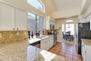 Geladeira, micro-ondas, cooktop, lava-louças