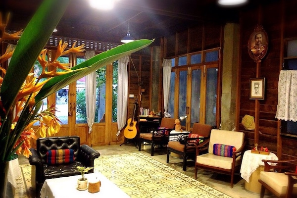 6-Bed Mixed Dormitory | Lobby sitting area