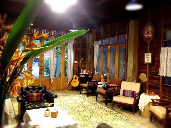 6-Bed Mixed Dormitory | Coin salon dans le hall