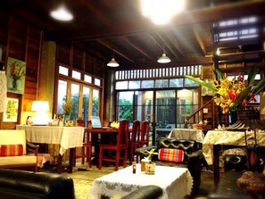 6-Bed Mixed Dormitory | Restauration familiale