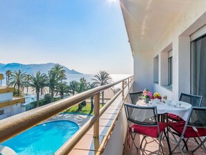 Outdoor dining - Cosy apartment for 2 guests with WIFI, pool, TV and terrace (Roses)