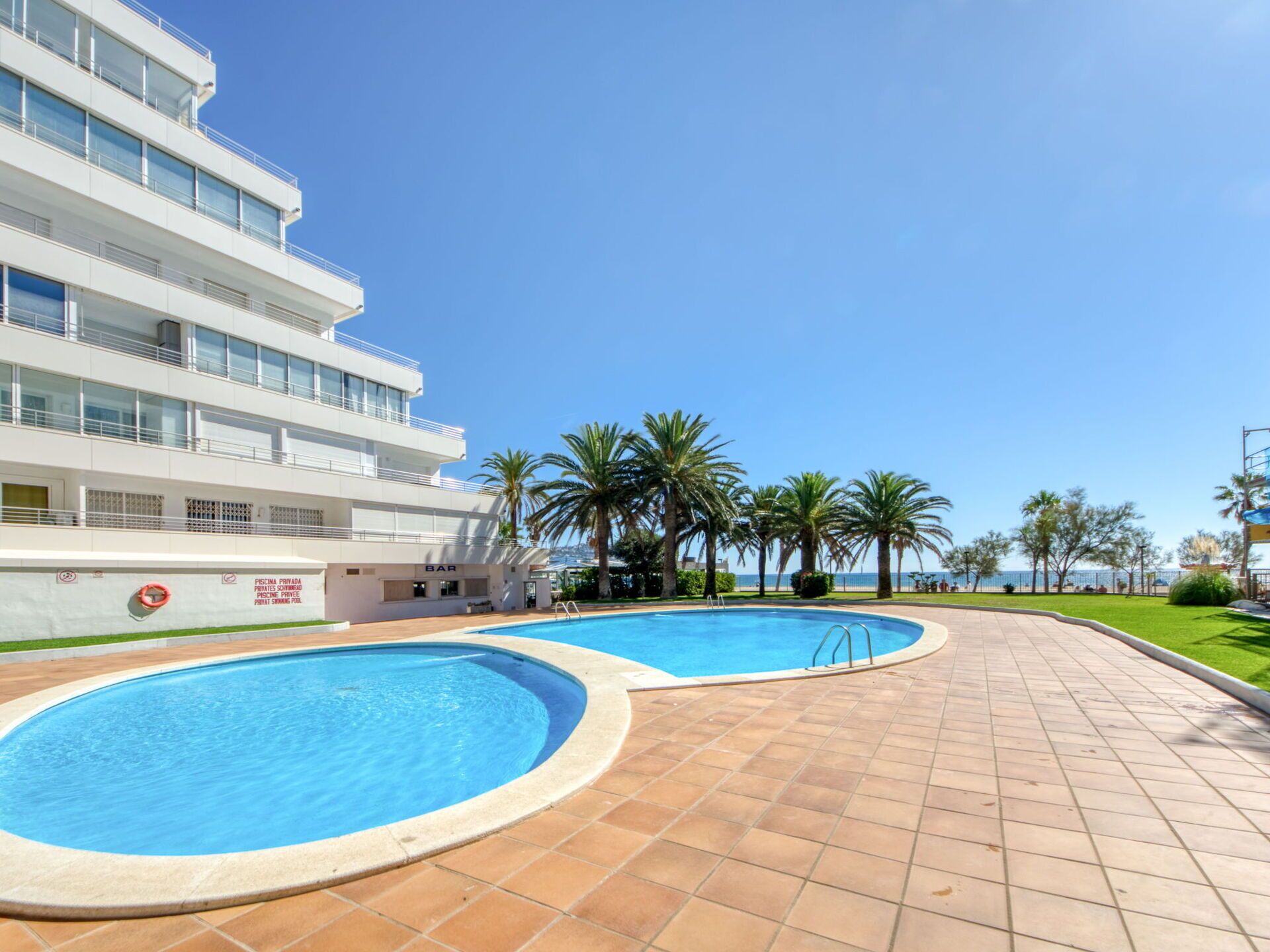 En modern byggnad med en privat swimmingpool och en bar.