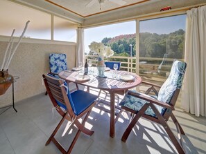 Outdoor dining - Cosy apartment for 4 people with WIFI, pool, A/C, TV and terrace (Calpe)