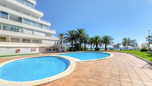 Un bâtiment moderne doté d’une piscine privée et d’un bar.
