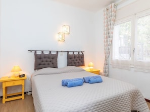 2 bedrooms, travel crib, free WiFi