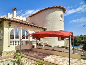 Terrace/patio - Beautiful private villa for 12 people with WIFI, A/C, private pool, TV and patio (Els Poblets)