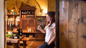 3 restaurants, breakfast served