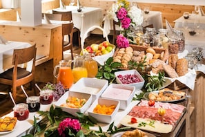 3 restaurants servant le déjeuner, le dîner, le souper et le brunch