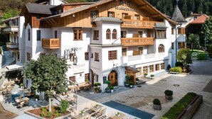 Un edificio de madera tradicional con un letrero que dice 