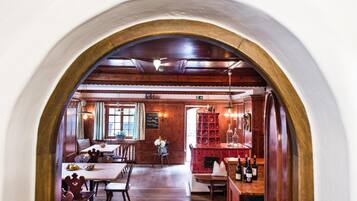 3 restaurants, breakfast served